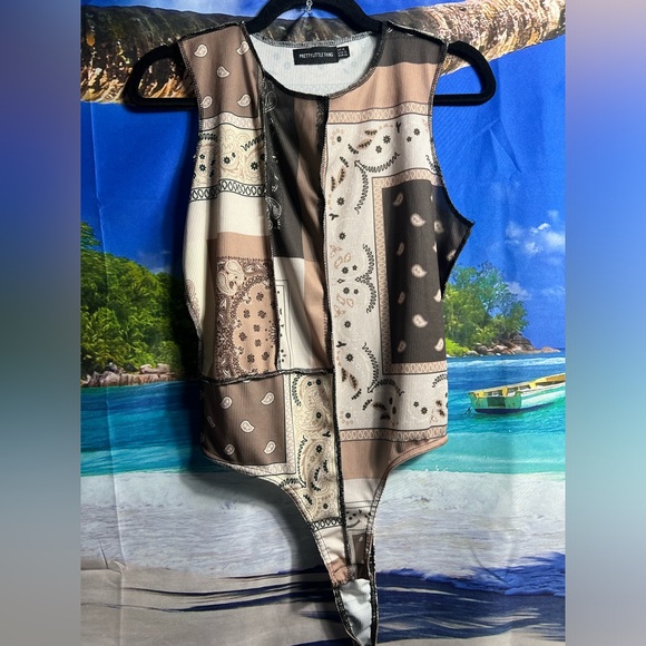PrettyLittleThing Beige Bandana Print Patchwork Racer Neck Bodysuit - Picture 3 of 5